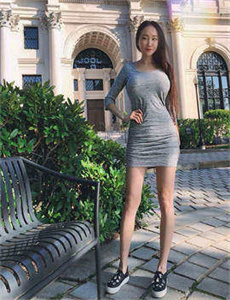 《女生迈开腿让男生吃草莓恶心吗-阿公抱着我的猛进苏蜜视频》