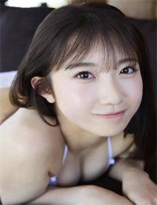《公与熄伦爱-小女孩把棒棒糖放在的视频》